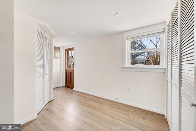 Building Photo - 700 N Mansfield St