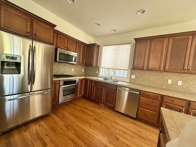 Building Photo - Spacious 3 Bedroom + Bonus Room , club, Across from Park!