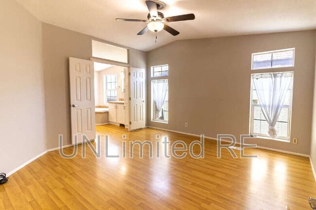Building Photo - 1679 W Stephen Dr