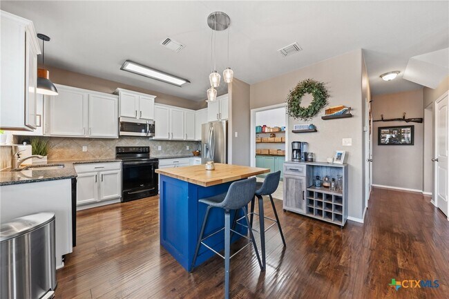Building Photo - 5221 Cicero Dr