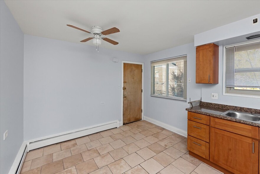 Building Photo - 335 Custer Ave