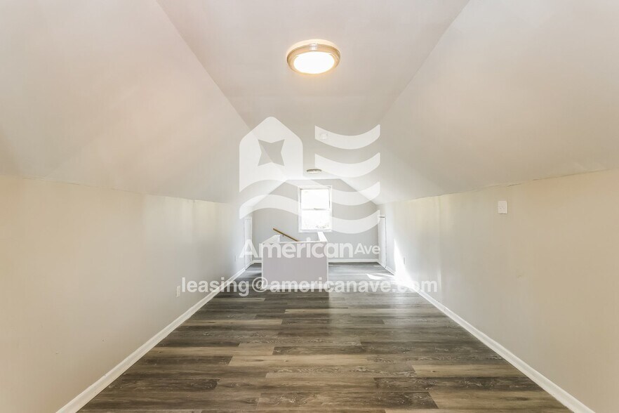 Building Photo - 8250 Royal Heights Dr