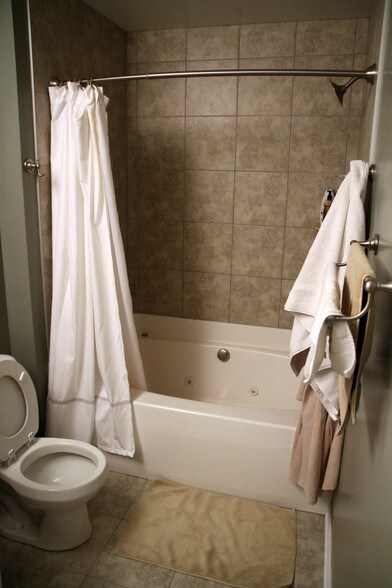 Master bath, jetted tub - 2nd floor - 923 Blodgett St SE