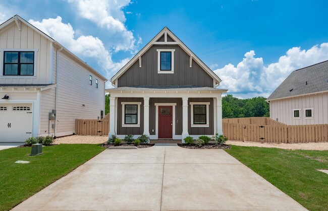 Building Photo - 1 Bedroom Cottage with Fenced Backyard!