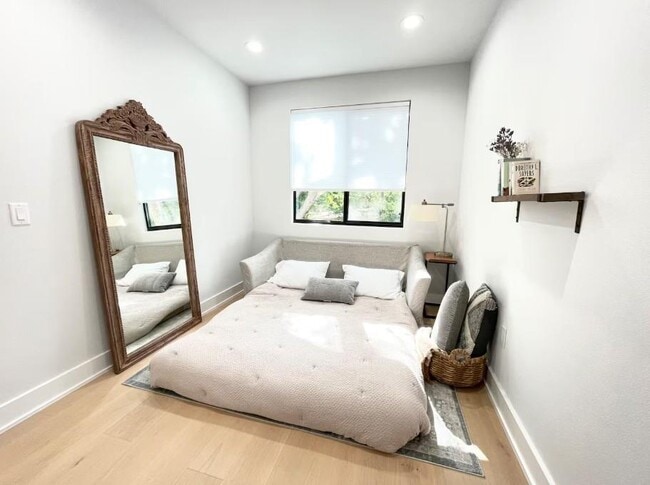 Building Photo - 2009 Canterbury St