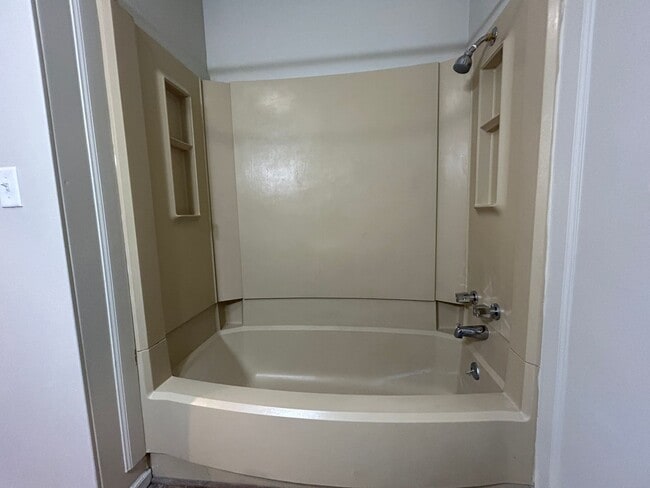 Building Photo - 1 Bedroom, 1 Bath Apartment at the Brooksi...