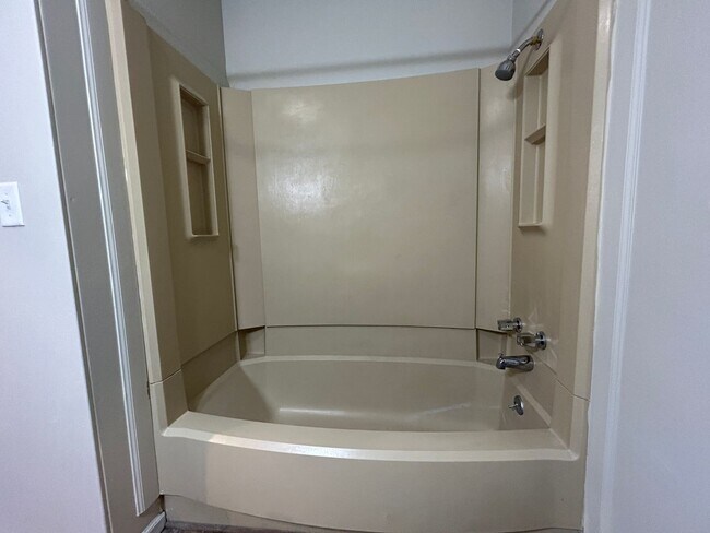 Building Photo - 1 Bedroom, 1 Bath Apartment at the Brookside Apartments!