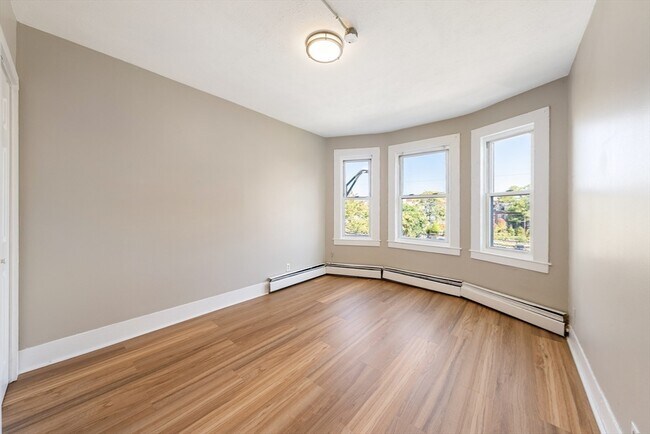 Building Photo - 50 Common St