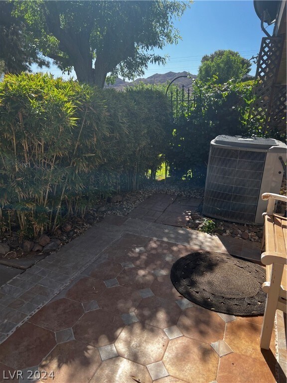 Building Photo - 513 Woodcrest Ct