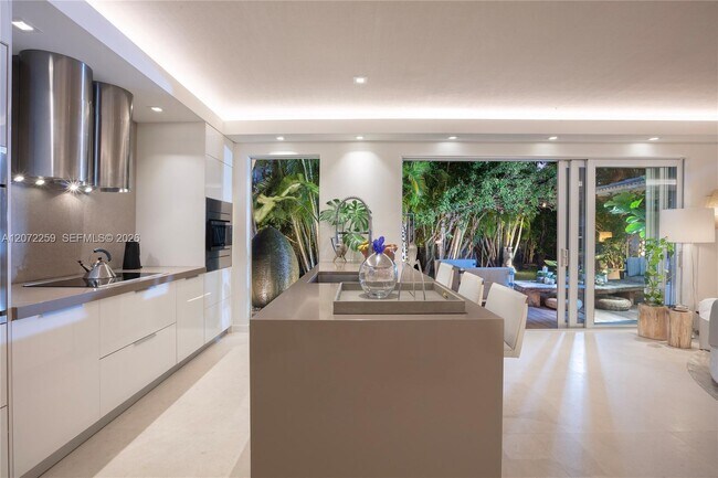 Building Photo - 2840 Flamingo Dr