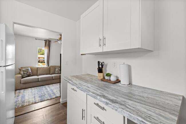 Building Photo - 710 Holcomb Ave