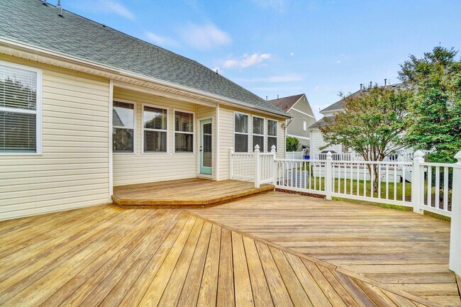 Building Photo - MUST SEE!! 3-Bedroom Home in Bay Breeze Point! Vaulted Ceilings - 1st Floor Primary Bedroom - Att...