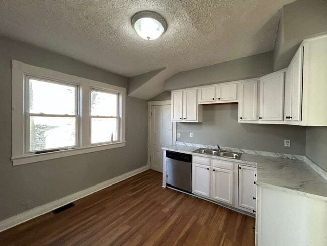 Building Photo - Charming & Move-In Ready in Lorain!