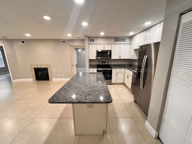 Building Photo - 300 Lakepointe Dr