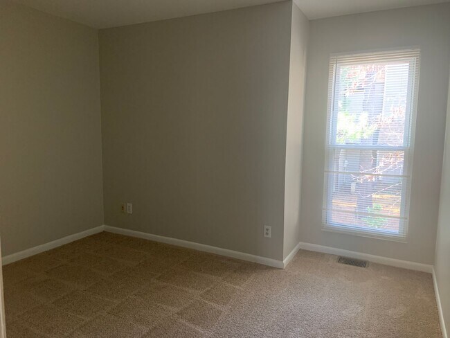 Building Photo - 3 BR/2 BA townhouse with neighborhood pool...