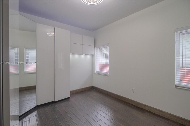 Building Photo - 3722 Royal Palm Ave