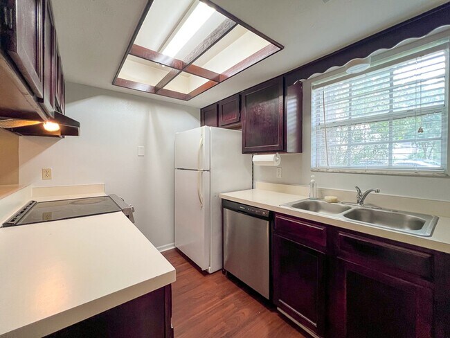 Building Photo - Pet Friendly Spacious 2-Bedroom End Unit i...