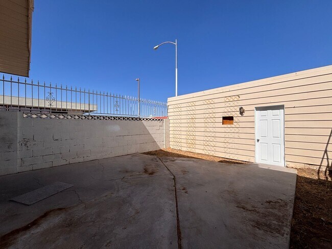 Building Photo - Desirable End-Unit Townhome with 2-Car Garage & Private Courtyard