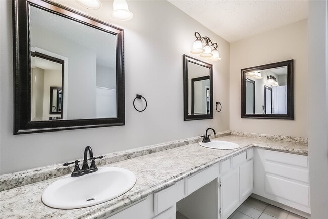 Building Photo - 15243 Peachmeadow Ln