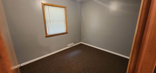 Building Photo - 3/4 bedroom house