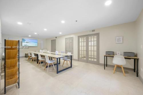 Building Photo - 19801 E Country Club Dr