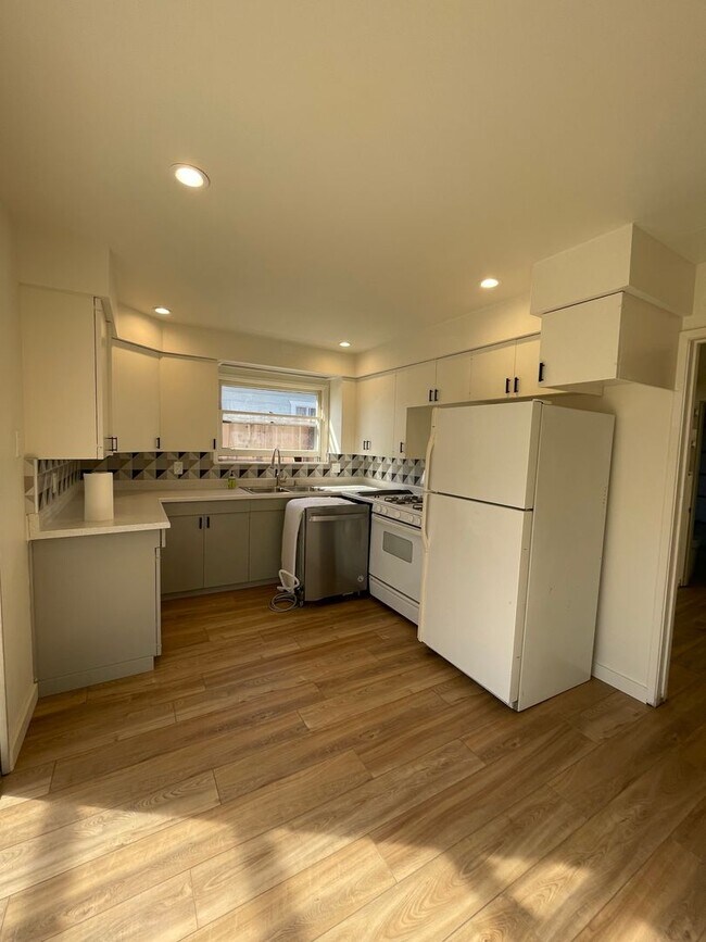 Building Photo - 489 Manzanita Dr