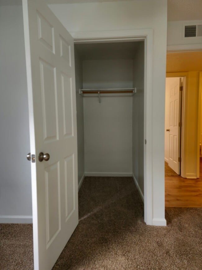 Building Photo - Gorgeous 4 bed 2 bath unit available soon!