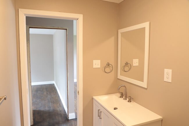 Building Photo - 1661 W Highview Dr