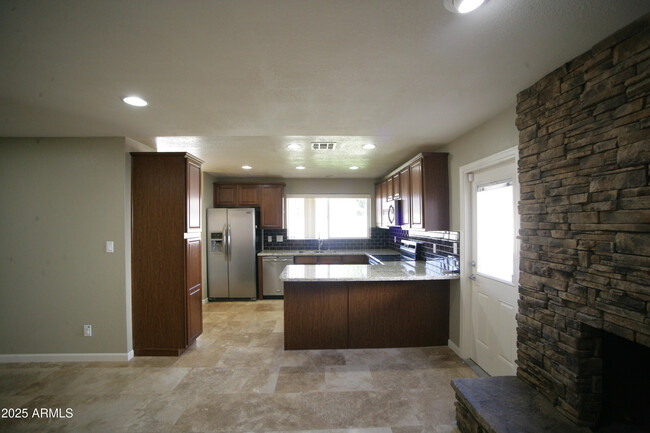 Building Photo - 10880 E Sahuaro Dr