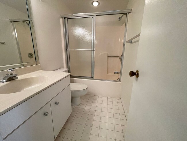 Building Photo - Unfurnished 2 BR 2 Bath Annual Rental in R...