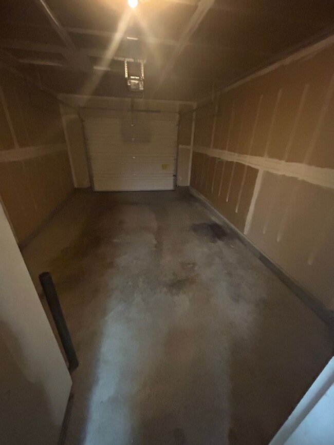 Building Photo - 2 bedrooms 1.5 bathroom with large living room, large kitchen PLUS 1 car garage. Bedrooms are huge