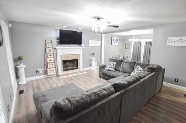 Building Photo - Pet Friendly Three Bedroom with Basement!
