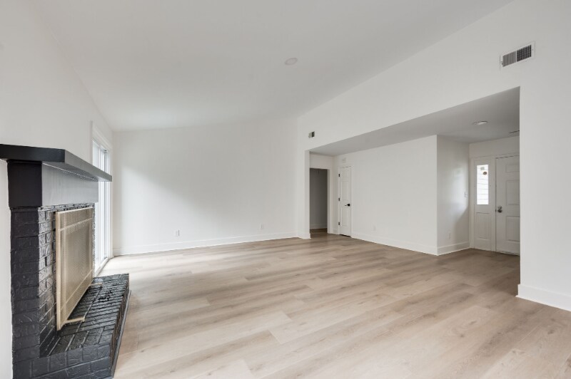 Building Photo - 520 Riverview Dr