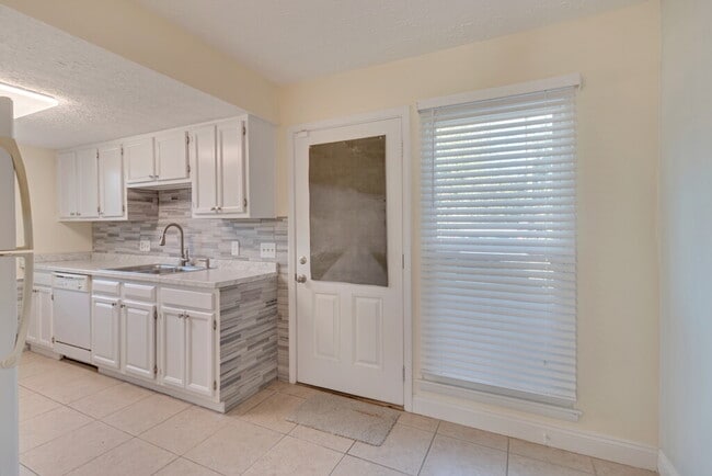 Building Photo - 832 Tibet Ave