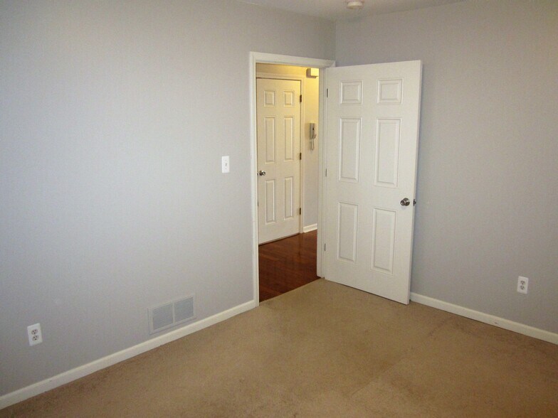 Building Photo - 614 E 11 Mile Rd