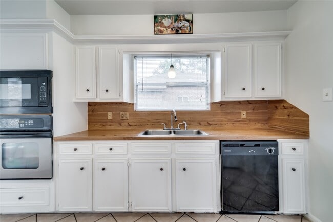 Building Photo - 15114 Forest Lodge Dr