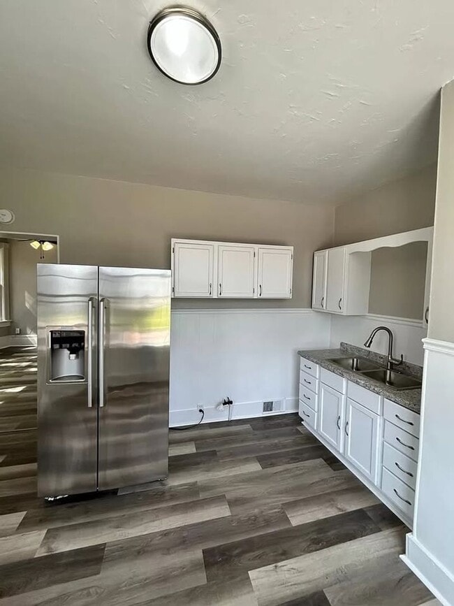 Building Photo - Updated Triplex in Milwaukee’s Harambe Nei...