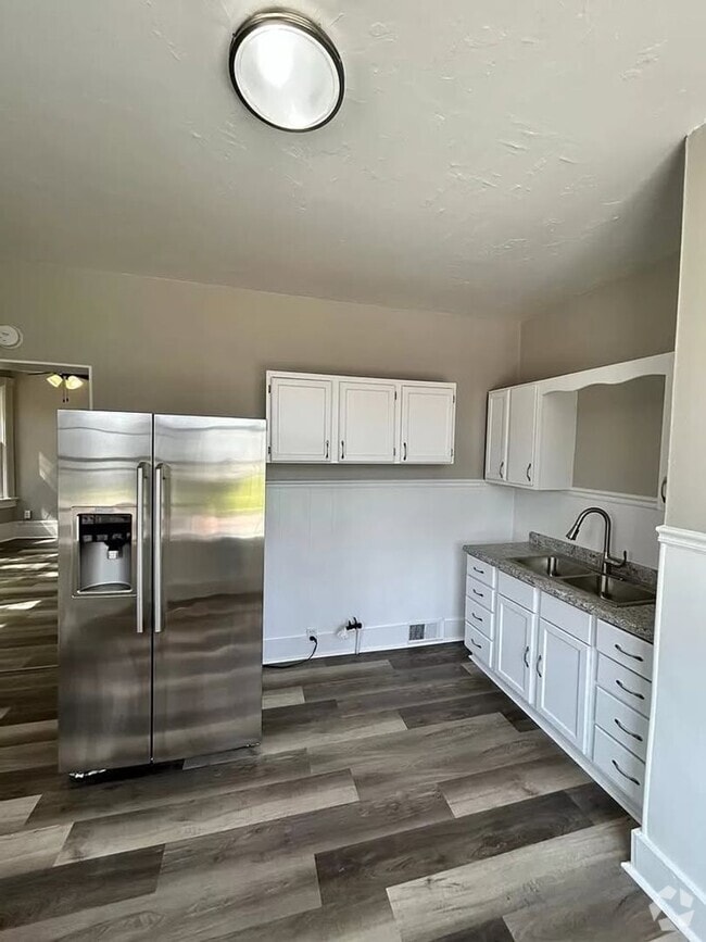Building Photo - Updated Triplex in Milwaukee’s Harambe Nei...