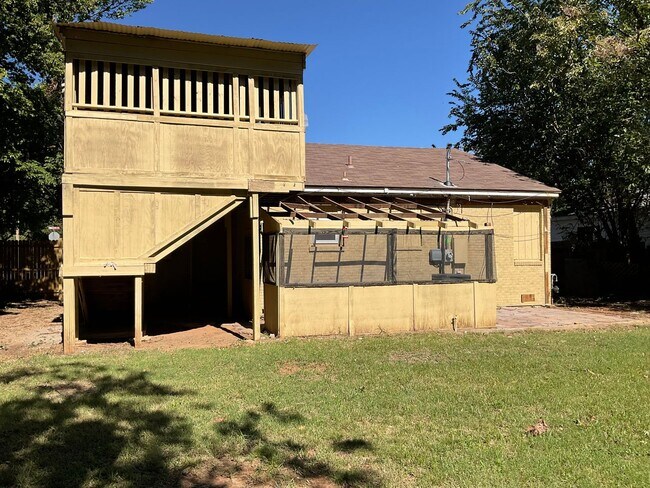 Building Photo - Nice large family home