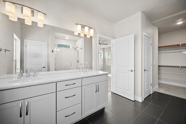 Building Photo - Modern 4 Bedroom, 2 Bathroom Westside Home with Balcony Views of Garden of the Gods!
