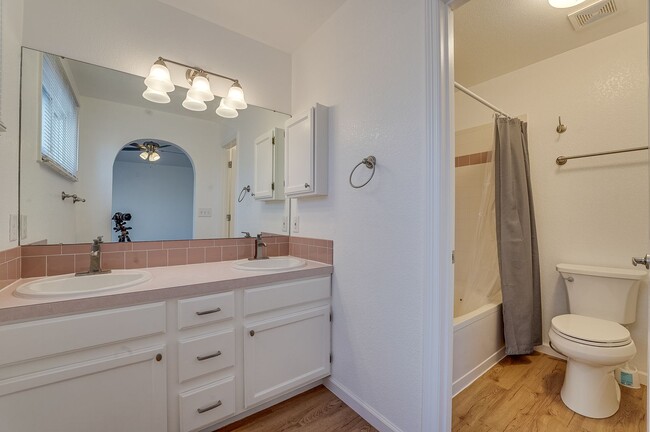 Building Photo - Beautiful 4 bed, 3.5 bath Home in Fort Col...