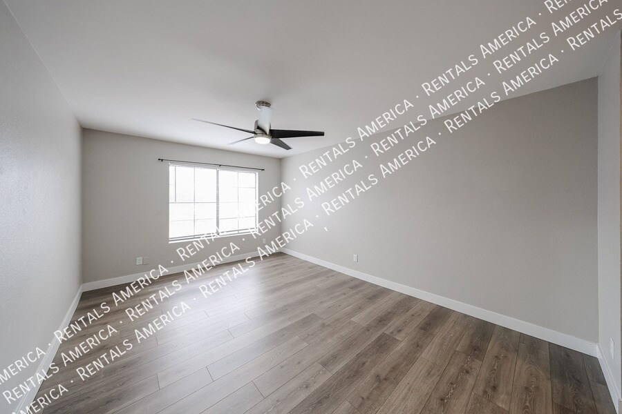 Building Photo - 700 E Mesquite Cir