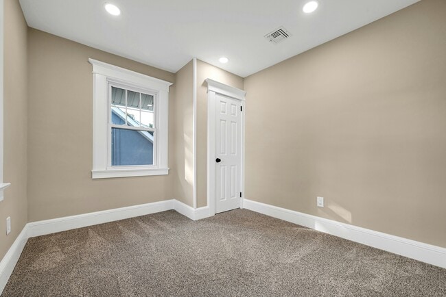 Building Photo - 25 Marinus St