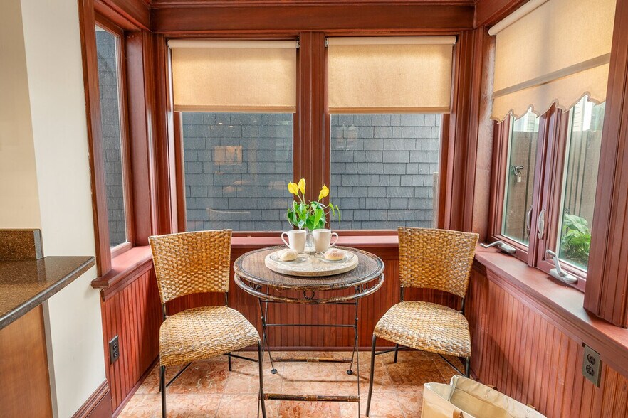 Building Photo - 210 12th Ave E