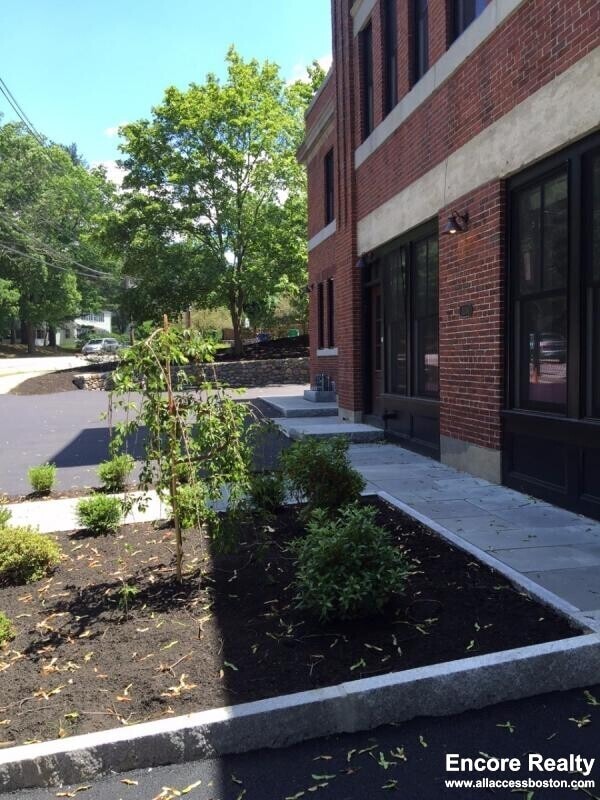 Building Photo - 2044 Beacon St