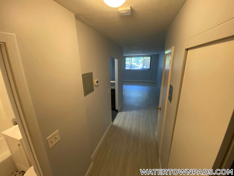 Building Photo - 16 Whites Ave