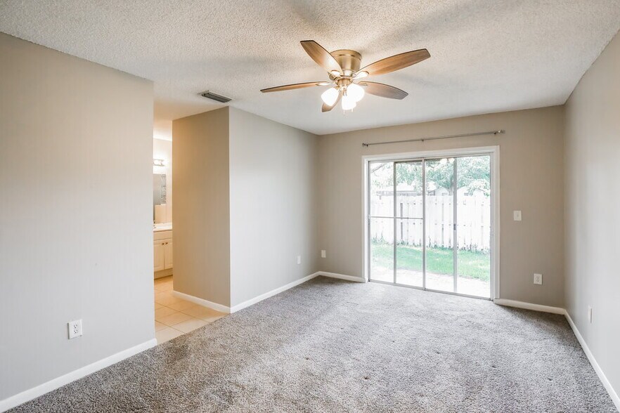 Building Photo - 9845 NW 9th Ct