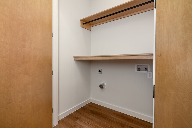 Building Photo - Carey Estates 705