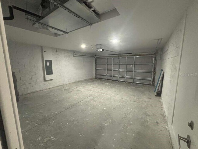 Building Photo - 1884 W Quaker Ln