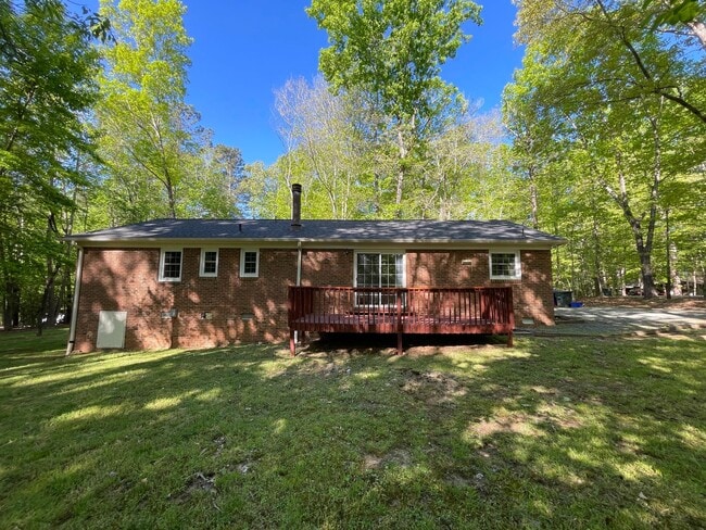 Building Photo - Lovely 3br 2ba home in quiet Chapel Hill neighborhood, walking distance to McDougle Elementary!
